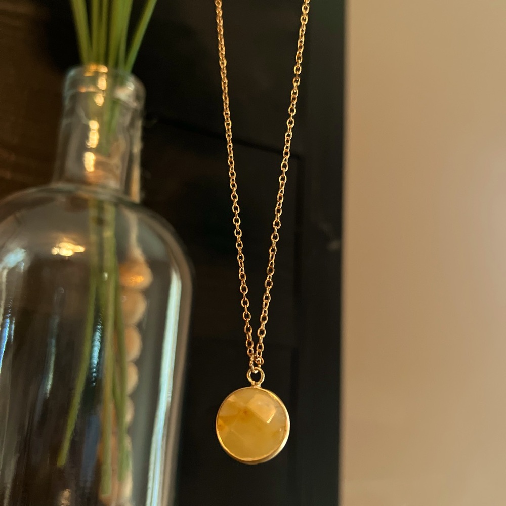 Beautiful and elegant. Yellow and gold pendant - 18”